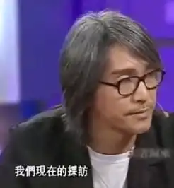 周星驰录节目时电话响了,他脱口而出一句话,意外暴露真实性格