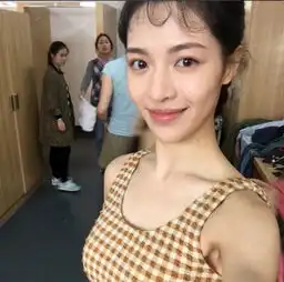 何穗居然在微博上自曝被93年的她掰弯