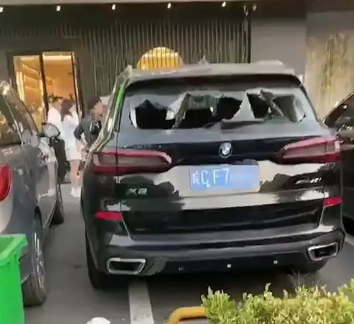 泰兴女子当街怒砸自家宝马x5,车窗被砸得稀烂,自曝丈夫包养情人
