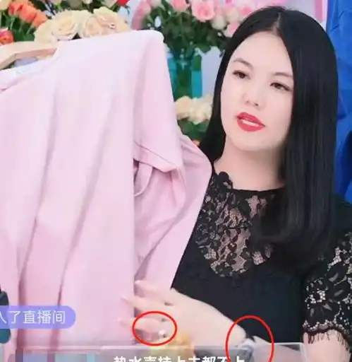 李湘拿女儿博关注刚晒完王诗龄视频,马上直播带货捞金