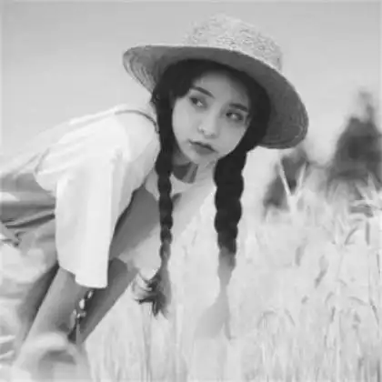 好看时尚戴帽子的黑白女生头像,只想让自己变的更优秀