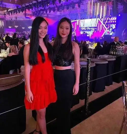 李连杰与两女儿同框,姐姐红裙名媛范,妹妹性感网红风不像16岁