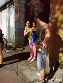 男子当街抢小孩被制服后脱光耍赖