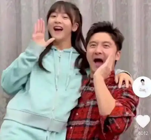 田亮分享与女儿在一起的亲子时光,直呼单手抱森碟越来越难