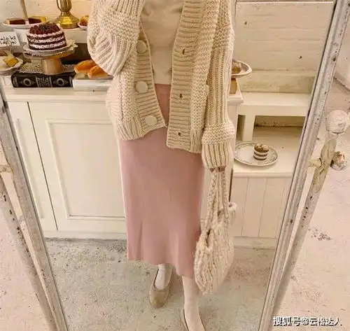 岁月从不败美人,李若彤穿连体裤真减龄,是中年女性的穿搭典范