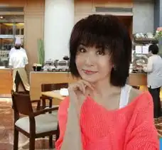 杨钰莹晒美照皮肤白皙43岁仍似少女