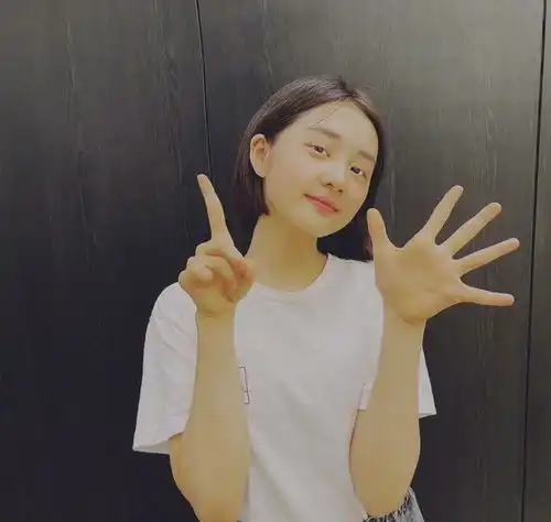黄磊为女儿庆生17岁多多穿白衣发型太清纯,侧脸酷似妈妈孙莉