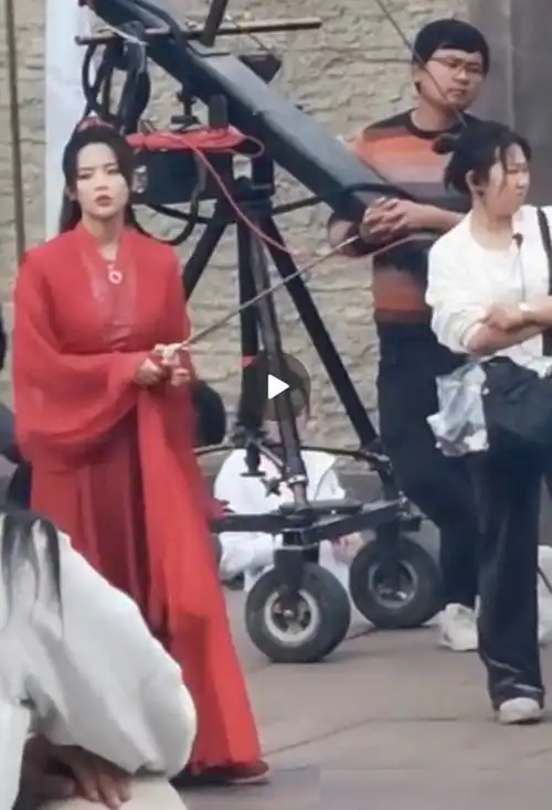 杨超越发育过猛了吧女扮男装穿红衣太撩人,吃鸡腿秀色可餐