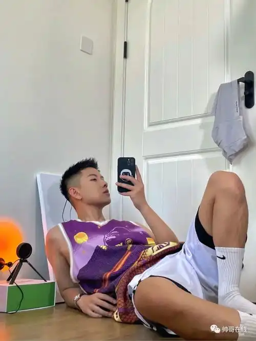 鲜嫩寸头小哥最爱球服自拍,小清新男友上线啦