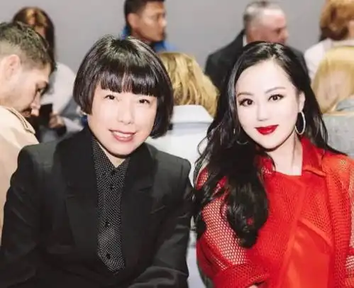落魄名媛章小蕙,穿衬衣黑裙配一头大波浪,御姐女王气场十足
