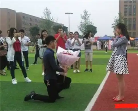 当代不少大学男生现状,宁愿宅寝室里面打游戏,也不主动追女生