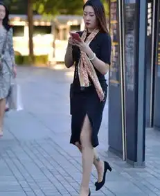 街拍天生丽质的美女,一条斜肩条纹连衣裙,时尚美丽大方气质