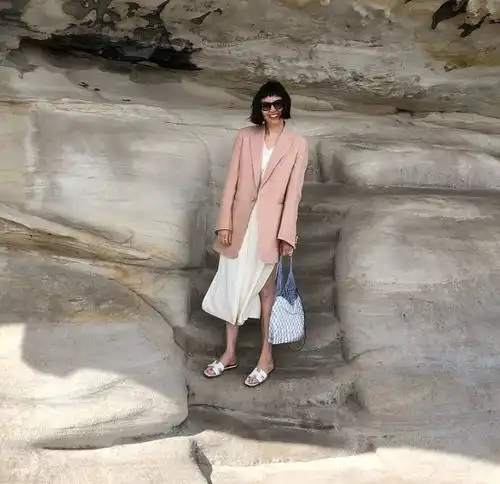这对母女的搭配实在太时髦,她妈妈的穿搭很值得亚洲女生学习啦