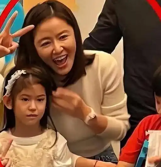 林心如公开女儿正面照,五官跟霍建华相似,气质出众已有明星气场