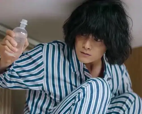 女孩森林郊游捡回个小狼人,这个森林里长大的男孩,居然跑进车回到城市