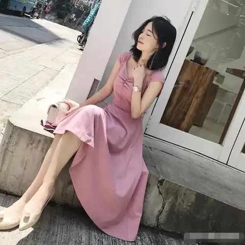 简约纯色连衣裙,演绎优雅女神范
