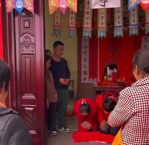 湖南新人灵堂拜天地,喜事儿与丧事儿撞在一起,尊重习俗