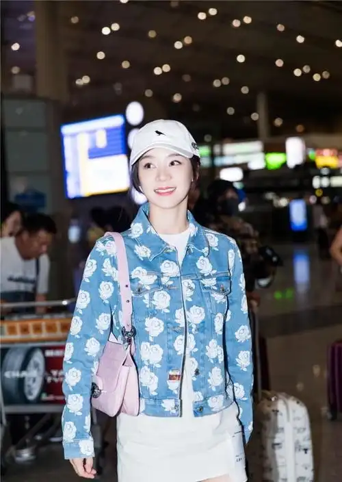 32岁袁姗姗逆龄生长,穿白玫瑰印花外套好清新,直接美出少女感