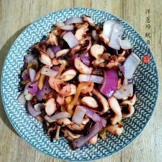 洋葱炒鱿鱼须的做法洋葱炒鱿鱼须怎么做小乙美食的菜谱