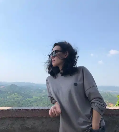 刘琳的极简风穿搭值得中年女性学习,高级感十足还不失优雅气质连衣裙身材的设计