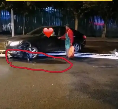 女子驾车撞在路边的护栏上,路人车都漏汽油你还做在车里打电话