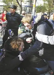 北京老外扶人遭讹当事女子我不是差钱的人