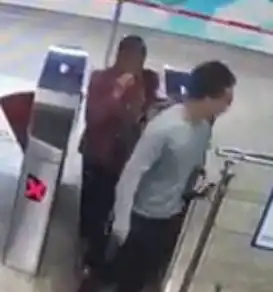 南宁地铁惊现逃票2人组为几块钱至于吗
