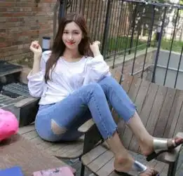 眯成一条缝的舒适牛仔裤,街头最美的气质女神,网友真时尚