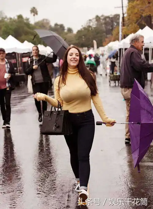 欧美真人秀女星戴丽雨天独自逛街,雨天也影响不了她美丽心情