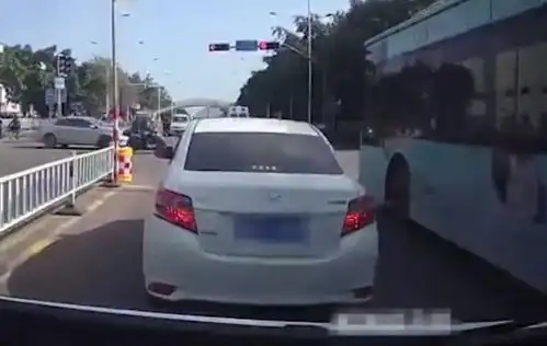 揪心女司机驾车挡路,救护疯狂鸣笛12次仍不让行,警方出手了