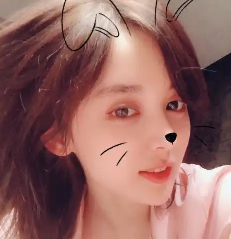 娜扎睡衣素颜自拍,花式卖萌真少女