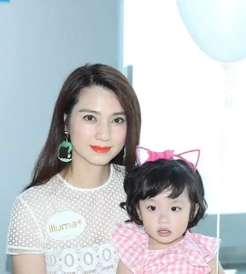 洪欣5岁女儿甜美可爱,穿搭小清新,大眼睛遗传了妈妈的美貌