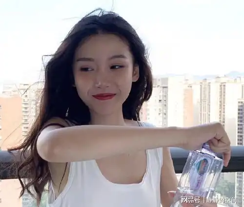 曾惊艳全国的剪刀手女孩长大了看到颜值扬言娶她的人改口了