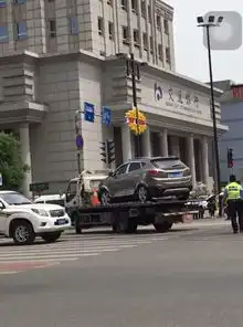 西华门十字执勤女交警被撞飞肇事司机或疲劳驾驶