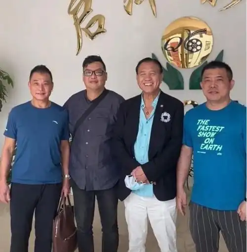 万梓良带二婚妻子现身,夫妻同框像父女,妻子是内地空姐