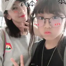 14岁梧桐妹分享近照,与贾静雯穿亲子装,波妞玩抱高高笑得灿烂