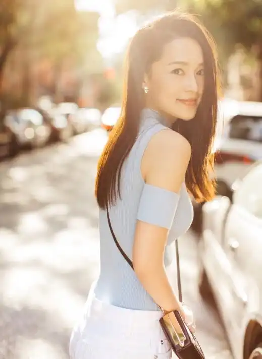 李沁逆光大片,展现绝美身材,不论颜值气质都完美