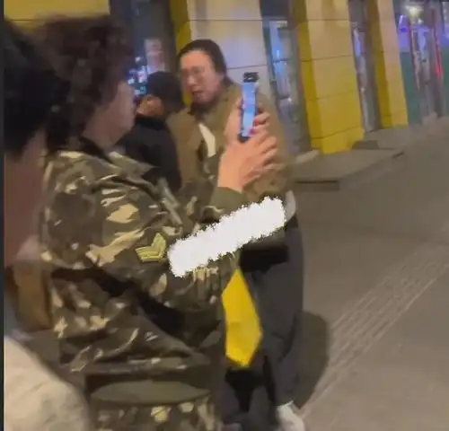 闹大了美女遛狗不牵绳,狗扑向过路男子,反而怒吼男子骂她的狗