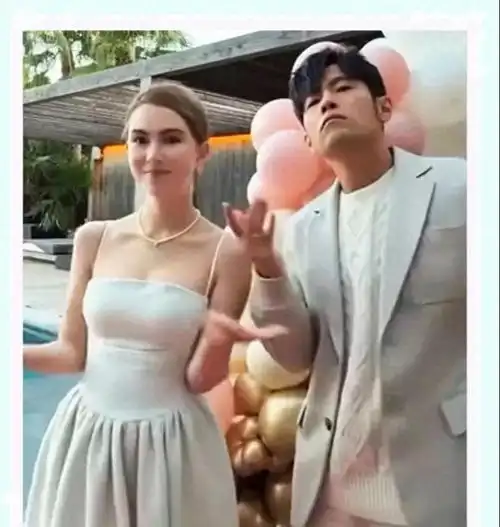 周杰伦昆凌带儿女重回婚礼教堂,从两个人到五口之家,幸福满满