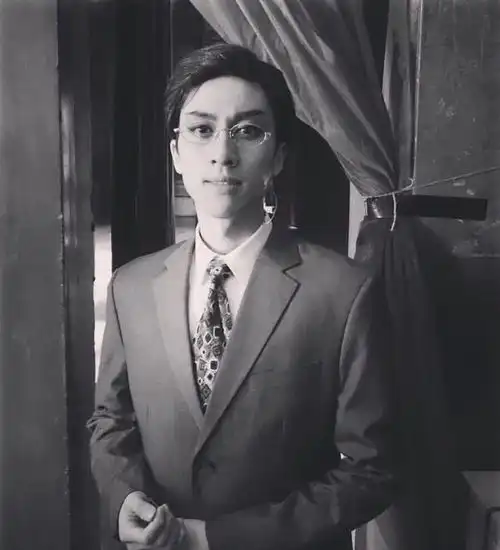 娱乐圈再传噩耗28岁男星跳楼自杀,亲姐崩溃大哭,凌晨发文悼念