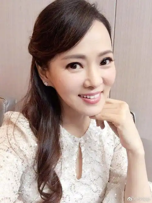 不愧是不老女神,年近50伊能静最新照片,这皮肤身材好羡慕