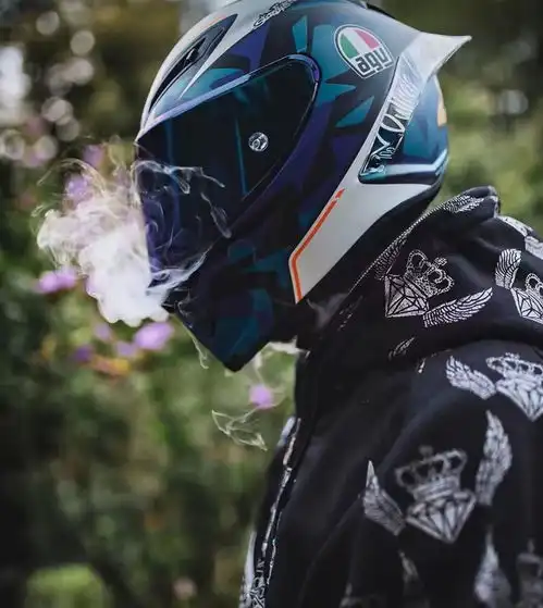 有没有男生动漫机车头像