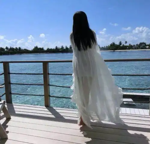 公司领导结婚我随礼八百,她蜜月回来给我调动的工作,让我懵了