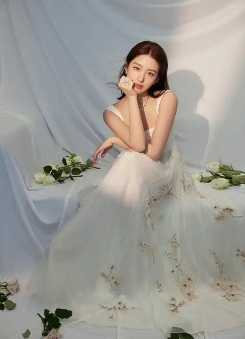 杨采钰真是气质型美女,穿吊带裙清丽又高级,冯导眼光真毒