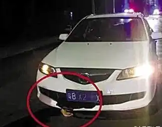 吓懵车底伸出一只血手醉汉被卷进车底拖行1.7公里血肉模糊