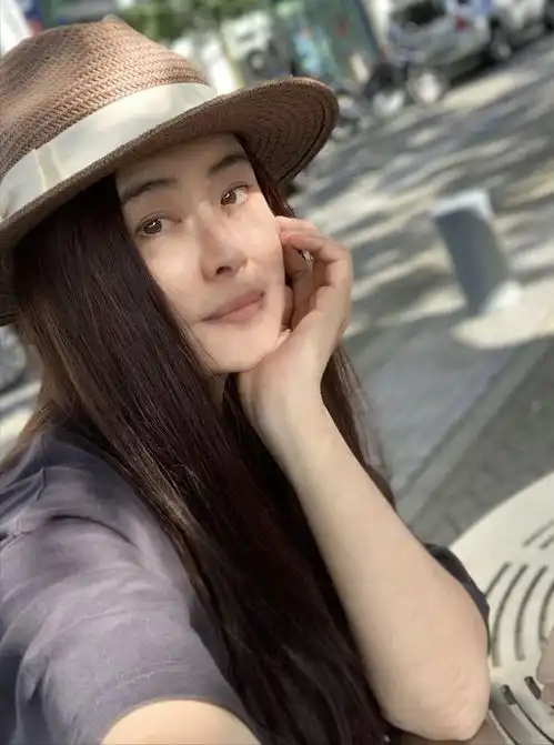 57岁王祖贤独自遛狗,穿热裤白嫩长腿抢镜,背影看起来孤独又寂寞