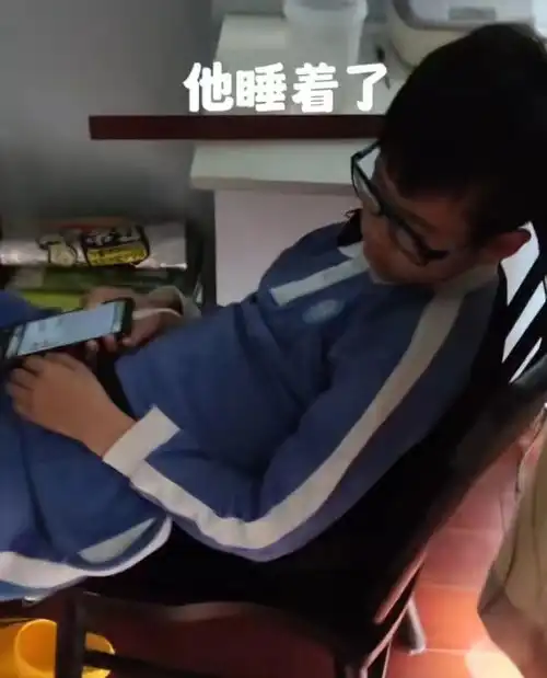 11岁男孩沉迷手机,爸爸帮请假逼他连玩17小时,网友会出人命