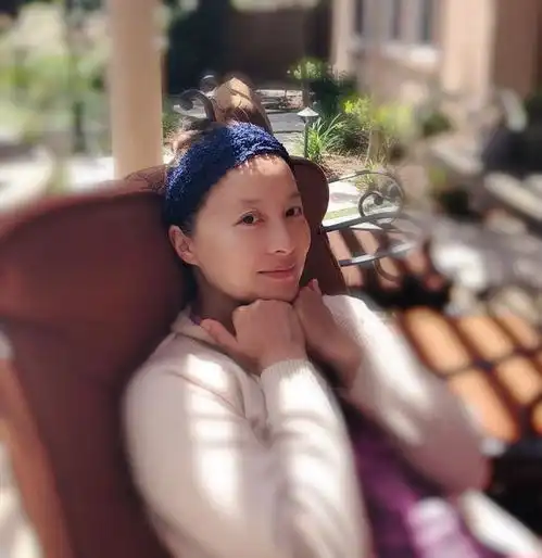 45岁可云晒照,与满头白发的丈夫好似两代人女儿继承高颜值