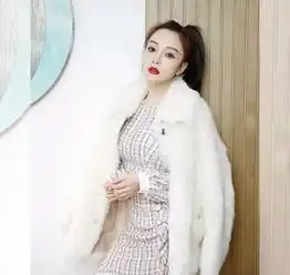 离婚后李小璐新拍写真照,一改以往风格,走起青春少女路线