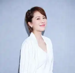 女演员海清白色西装气质写真
